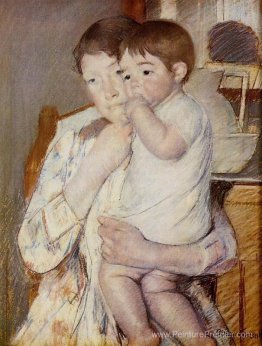 Bébé dans les bras de sa mère, suçant son doigt Bébé dans les bras de sa mère, suçant son doigt