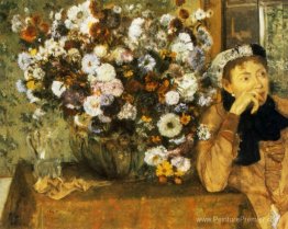 Une femme assise à côté d'un vase de fleurs Une femme assise à côté d'un vase de fleurs