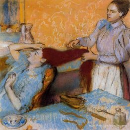 Femme ayant les cheveux peignés Femme ayant les cheveux peignés