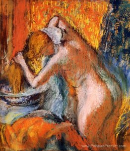 Après le bain, une femme sèche ses cheveux Après le bain, une femme sèche ses cheveux