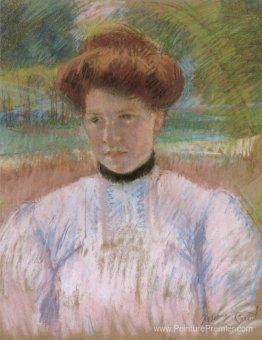 Jeune femme aux cheveux auburn dans un chemisier rose Jeune femme aux cheveux auburn dans un chemisier rose