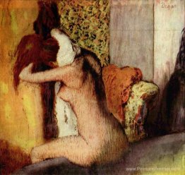 Après le bain, une femme sèche sa nuque Après le bain, une femme sèche sa nuque