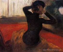 Femme qui essaie un chapeau Femme qui essaie un chapeau
