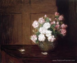 Roses dans un bol en argent sur une table en acajou Roses dans un bol en argent sur une table en acajou