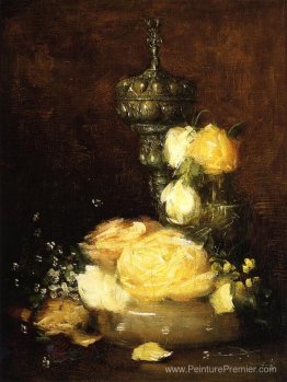 Chalice d'argent avec des roses Chalice d'argent avec des roses
