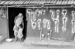 Une mère et un enfant à l'extérieur d'une maison rurale, dans le Une mère et un enfant à l'extérieur d'une maison rurale, dans le