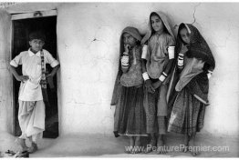 Un garçon et trois filles de la communauté Chamar, Kutch, Gujara Un garçon et trois filles de la communauté Chamar, Kutch, Gujara