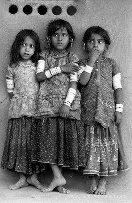 Trois filles Harijan, Kutch, Gujarat Trois filles Harijan, Kutch, Gujarat