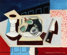 Nature morte avec des grenades et du couteau sur un pédiste Nature morte avec des grenades et du couteau sur un pédiste