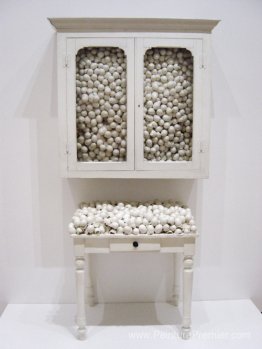 Armoire blanche et table blanche Armoire blanche et table blanche