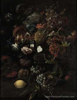 Diverses fleurs dans un vase en verre avec des raisins bleus, de Diverses fleurs dans un vase en verre avec des raisins bleus, de