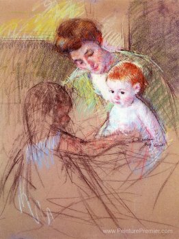 Mère et fille qui regarde le bébé Mère et fille qui regarde le bébé