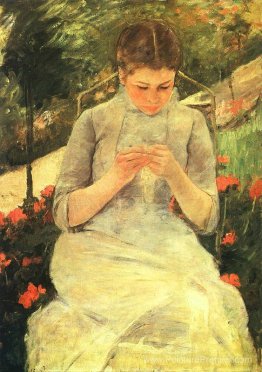 Jeune femme coudre dans le jardin Jeune femme coudre dans le jardin