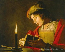 Jeune homme lisant à la lumière des bougies Jeune homme lisant à la lumière des bougies