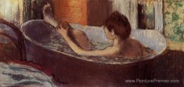 Femme dans un bain épongeant sa jambe Femme dans un bain épongeant sa jambe