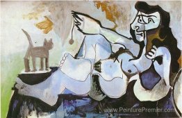 Mentinement féminin nu jouant avec un chat Mentinement féminin nu jouant avec un chat