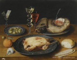 Nature morte d'un poulet rôti, un jambon et des olives sur des a Nature morte d'un poulet rôti, un jambon et des olives sur des a