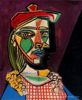 Femme en béret et robe vérifiée Femme en béret et robe vérifiée