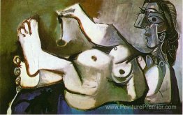 Mentinement féminin nu jouant avec un chat Mentinement féminin nu jouant avec un chat