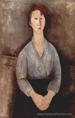 Femme assis porte en chemisier bleu Femme assis porte en chemisier bleu