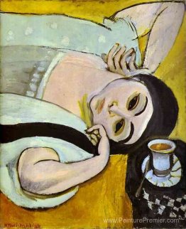 La tête de Laurette avec une tasse de café La tête de Laurette avec une tasse de café