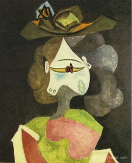 Un chapeau avec des fleurs Un chapeau avec des fleurs