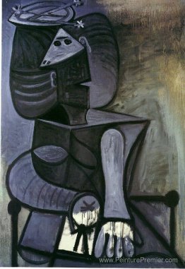 Femme assise avec un chapeau plat Femme assise avec un chapeau plat