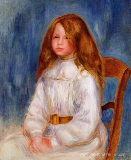 Petite fille assise avec un fond bleu Petite fille assise avec un fond bleu
