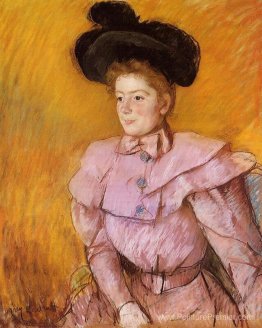 Femme dans un chapeau noir et un costume rose framboise Femme dans un chapeau noir et un costume rose framboise