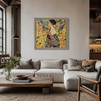 Dame avec fan — Loft moderne