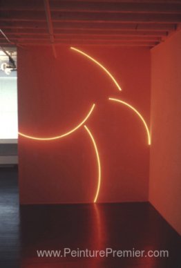 Quatre cercles de néon rouge incomplet sur un mur rose Quatre cercles de néon rouge incomplet sur un mur rose