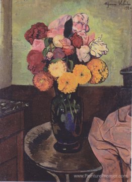 Vase à fleurs sur une table ronde Vase à fleurs sur une table ronde