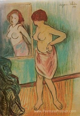 Femme se regardant dans le miroir Femme se regardant dans le miroir