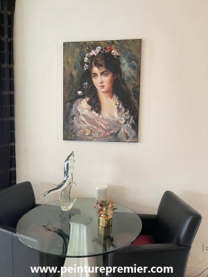 Fille habillée en flore