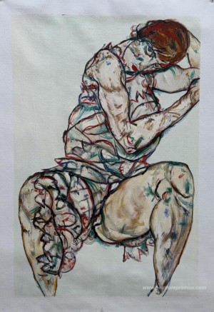Femme assise avec sa main gauche dans ses cheveux