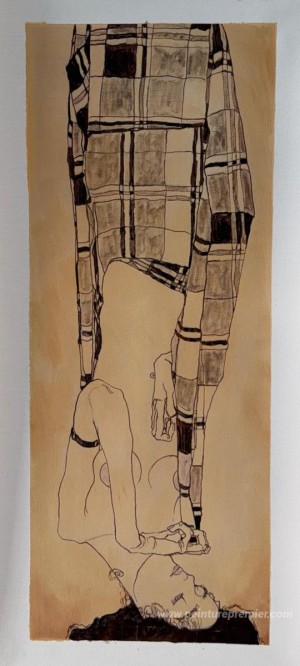 Fille debout dans un vêtement à carreaux